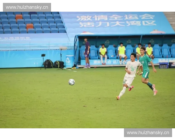 深圳高中足球联赛激战正酣 学子们在绿茵场上展现拼搏精神